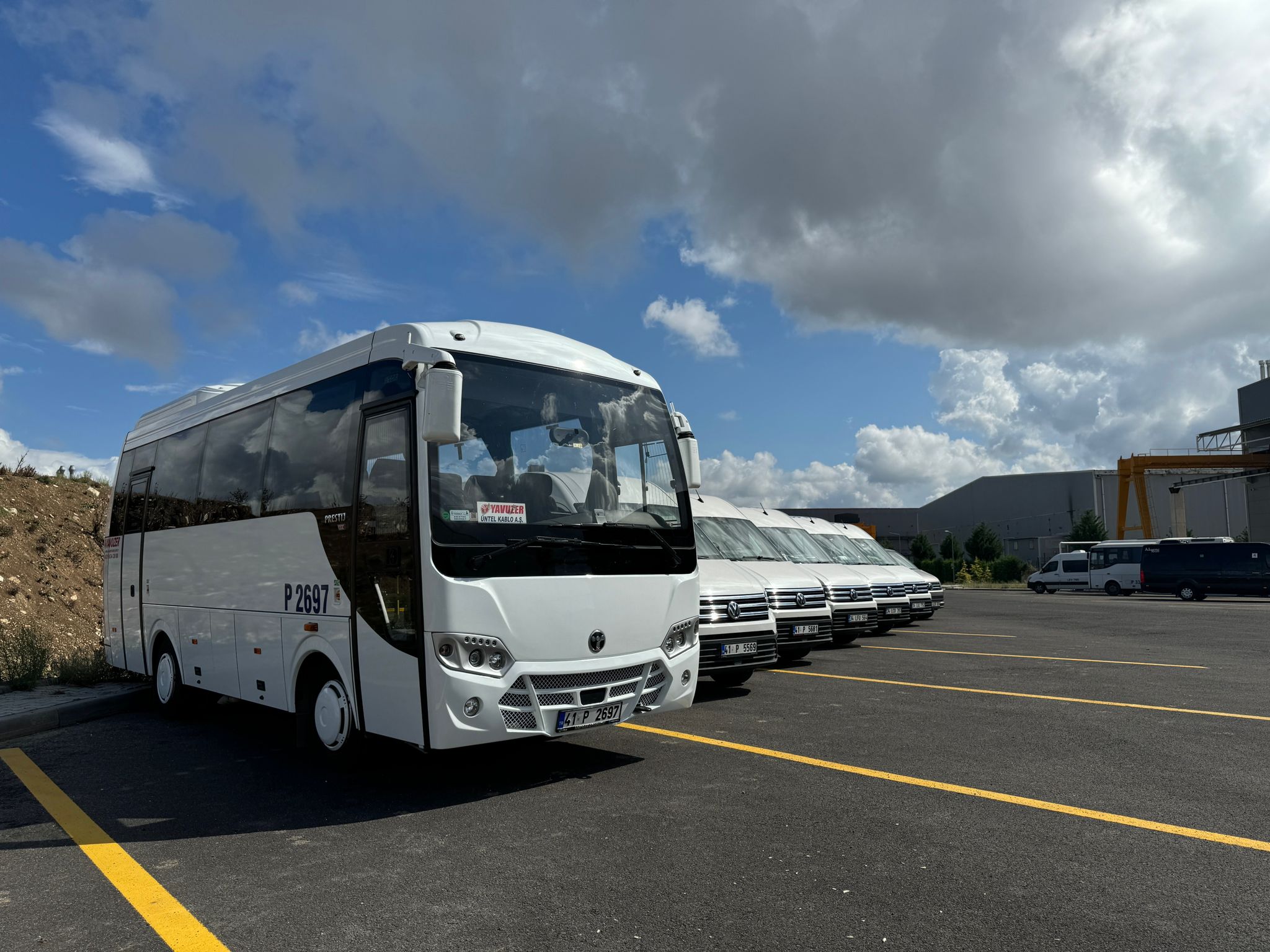 Yavuzer Turizm minibüs ve otobüs filosu tesis otoparkında sıralanmış halde